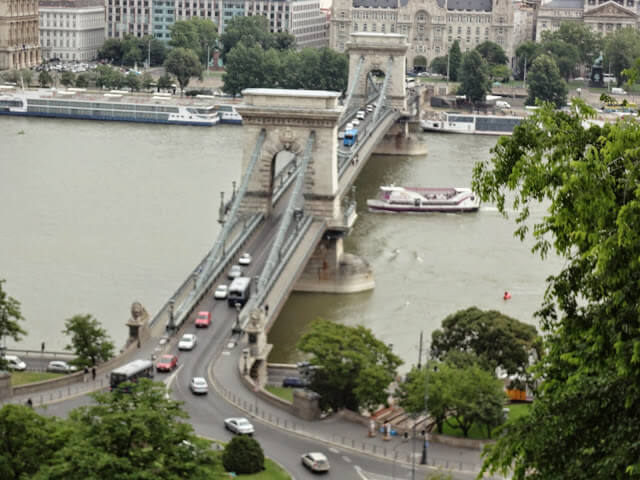 castelo tem uma cidade subterrânea