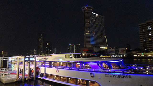 Passeio de barco pelo rio Chao Phraya