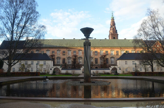 igreja Holmen e pelo Børsen