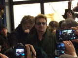 Dublin - Bono canta na rua no natal