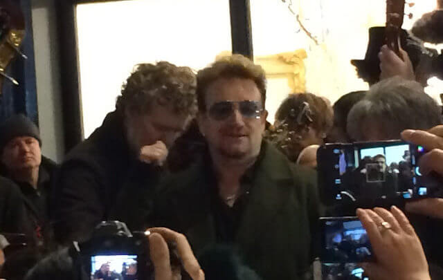 Dublin - Bono canta na rua no natal