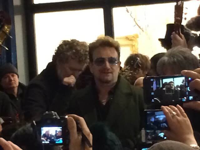 Dublín - Bono canta las calles en Navidad