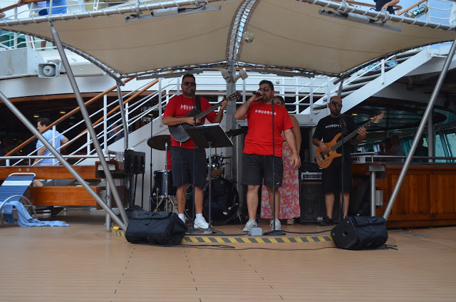 show no piscina do cruzeiro entre o brasil e a europa