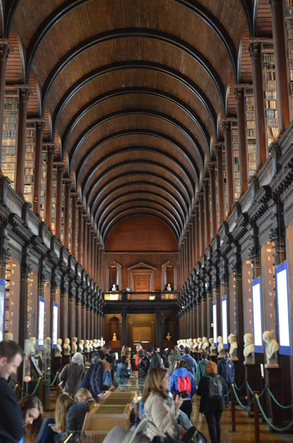 principal atração da Biblioteca é livro de Kells