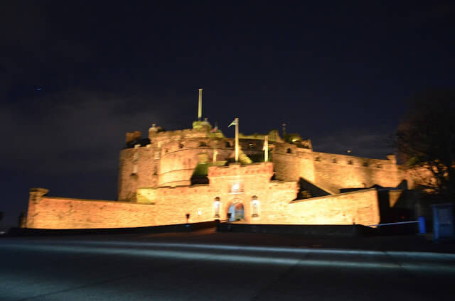 Castelo de Edimburgo iluminado