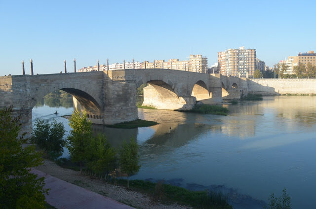 ponte está sobre o rio Ebro