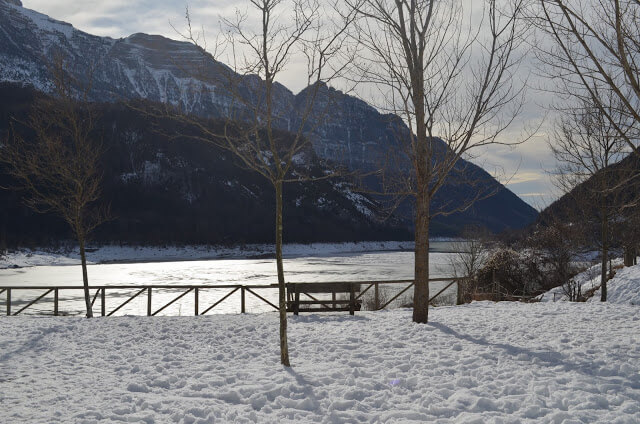 Zăpadă și lac înghețat din Aragon