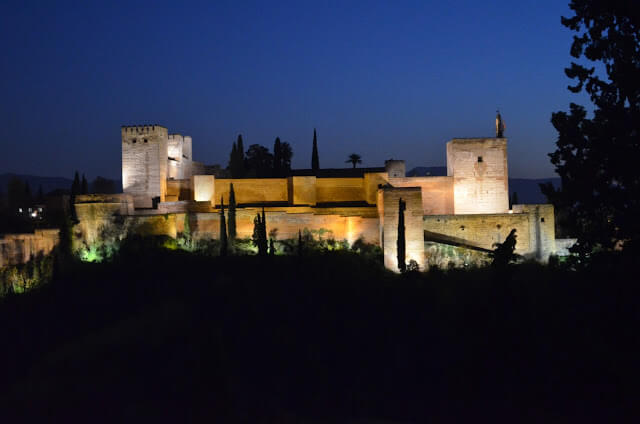 Alhambra per naktį