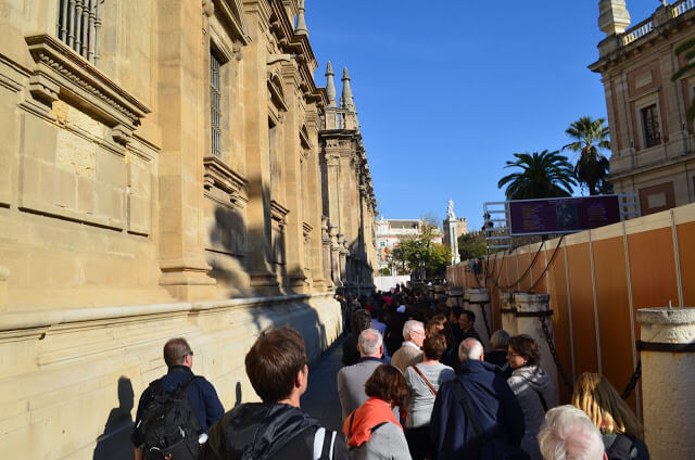 Cua per entrar a la catedral de Sevilla