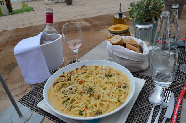 Restaurante na praia de Cannes