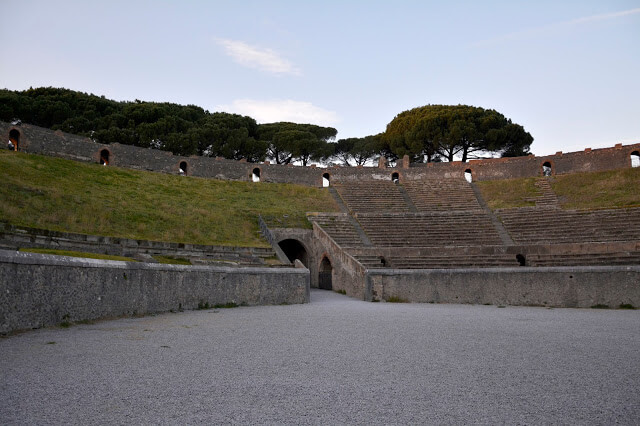 sítio arqueológico muito visitado é Erculano