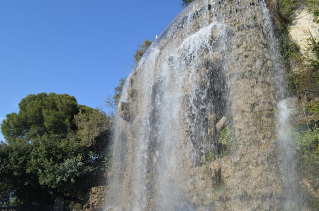 Cachoeira na Colina do Château em Nice