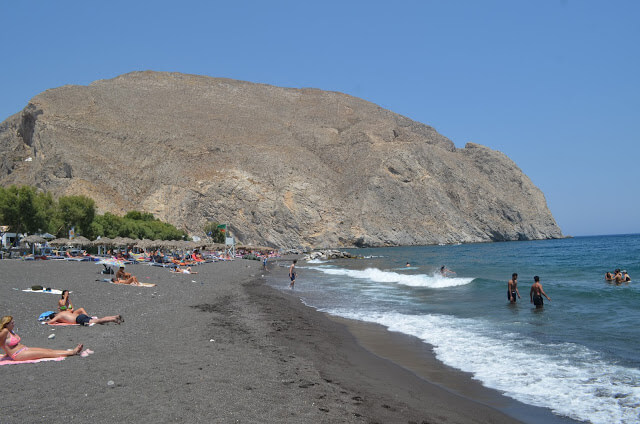 Praia de Perissa é uma dessas praias de areia preta