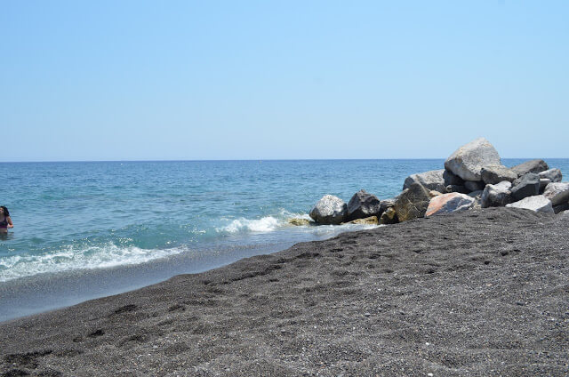 praia de areia preta em Santorini