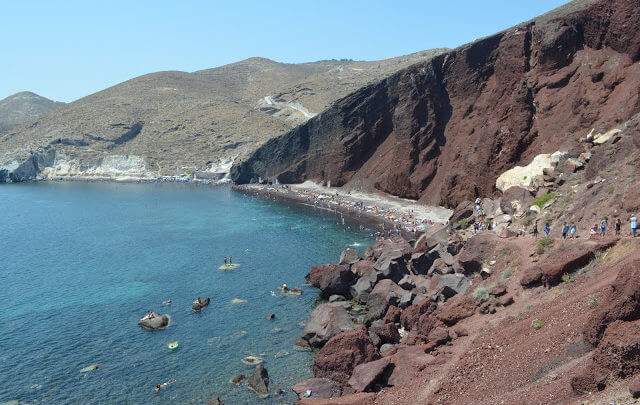 Praia de areia vermelha em Santorini