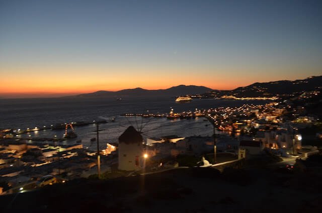 Mikonos noću