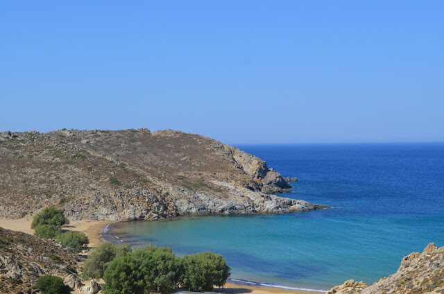 praia de areia nesta Ilha de Patmos