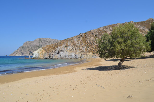 A praia é de areia branca e fina