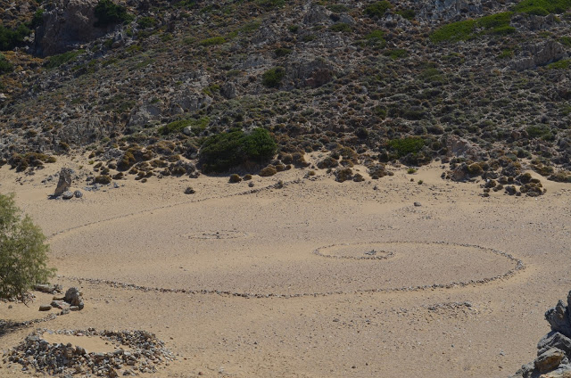 praia de areia nesta Ilha de Patmos