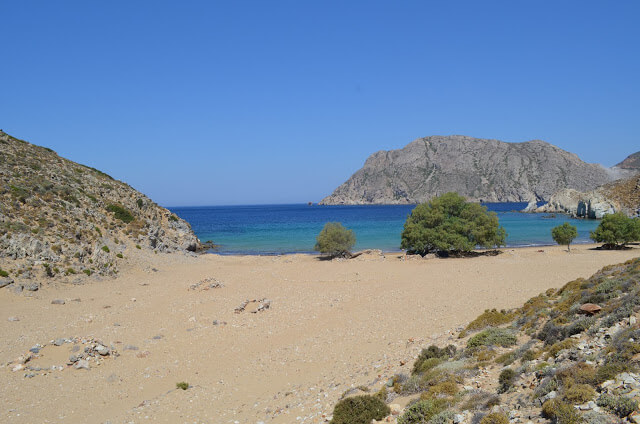 praia de areia nesta Ilha de Patmos