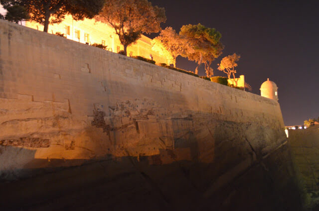 Parte da muralha da cidade antiga de Valeta, vista de noite