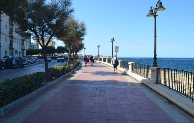 Beira mar da cidade de Silema em Malta