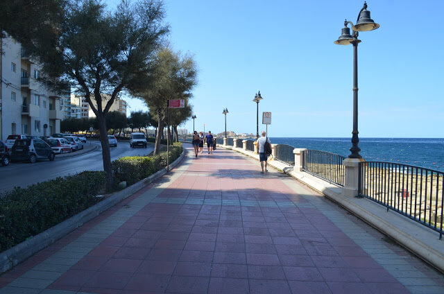 Beira mar da cidade de Silema em Malta