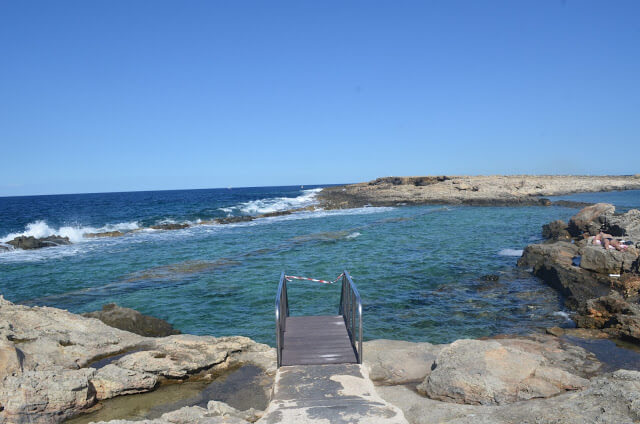 Piscina natural Qawra Point Beach