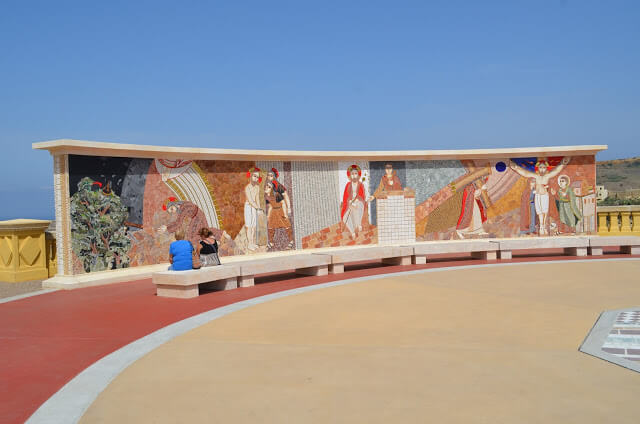 mural com a passagem da via cruz de Jesus