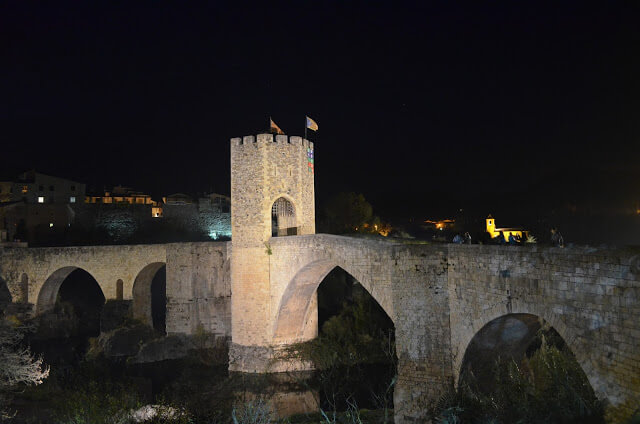 Ponte de Besalu a noite