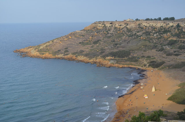 Calypso Cave vista da praia Ramla Bay Beach