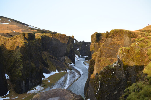 Fjaðrárgljúfur é um canyon lindo