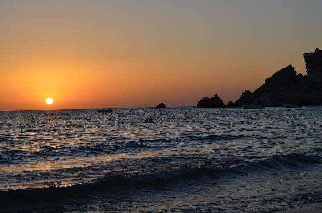 Pôr do sol na Praia de Golden Bay Beach