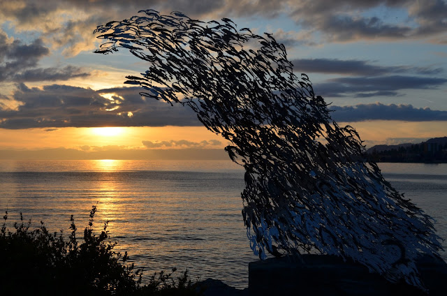 pôr do sol sentado em um dos bancos do calçadão de Montreux