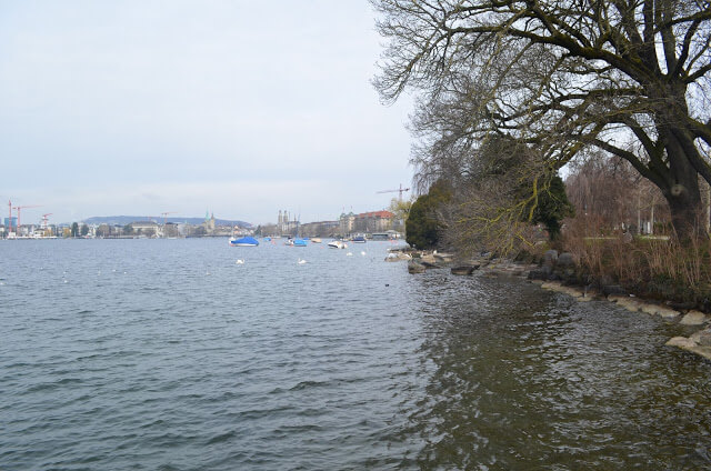 calçadão a beira do lago de Zurique