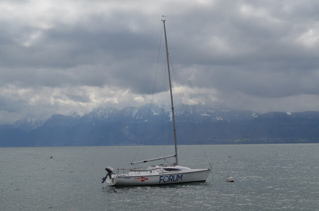 barco no lago Lemán