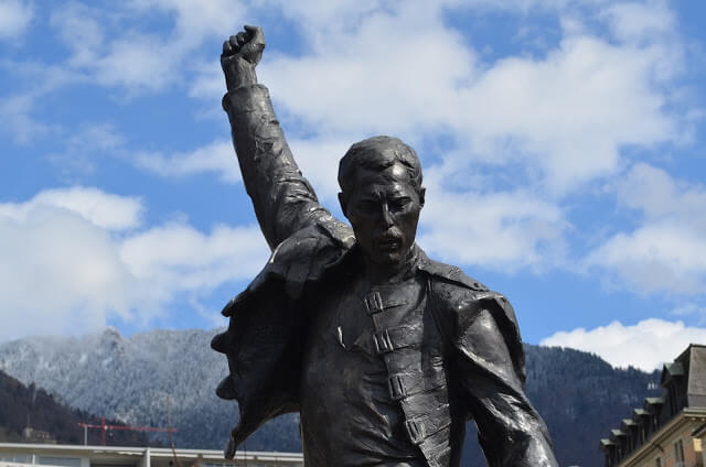 estátua em homenagem a Freddie Mercury