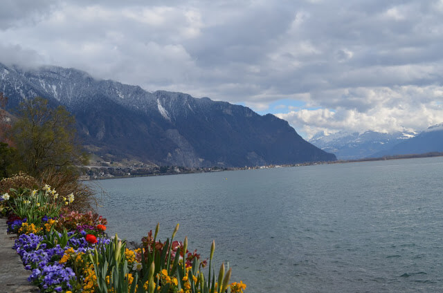 calçadão à beira de Montreux na margens do lago Léman