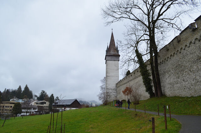 suas sete torres as Nölliturm, Männliturm, Luegislandturm, Zeitturm, Schirmerturm, Allenwindenturm e a Dächliturm