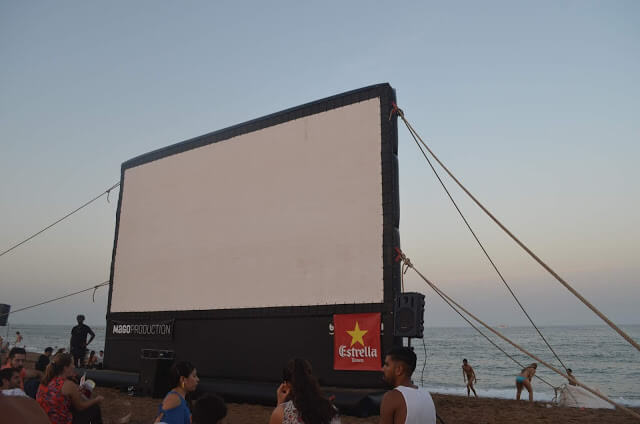 Cinema ao ar Livre Praia e Castelo MontJuic em Barcelona