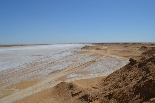 lago de sal e para o deserto do Sahara na Tunísia