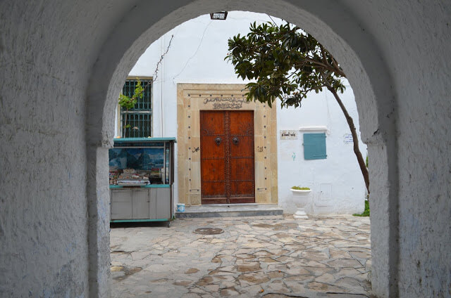 portas decoradas das casa na Tunísia