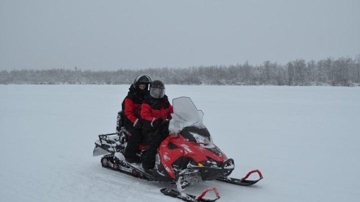 Dirigir uma moto de neve na Lapônia Finlandesa