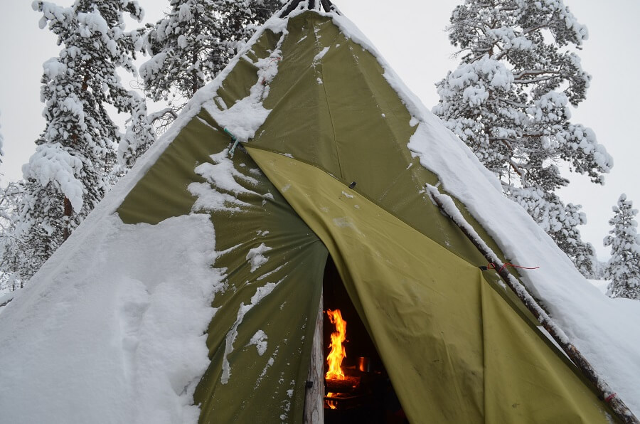 Cabana com fogueira e almoço no Lago Inari congelado na Lapônia Finlandesa