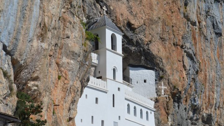 Monastério de Ostrog, o monastério que fica incrustado na montanha