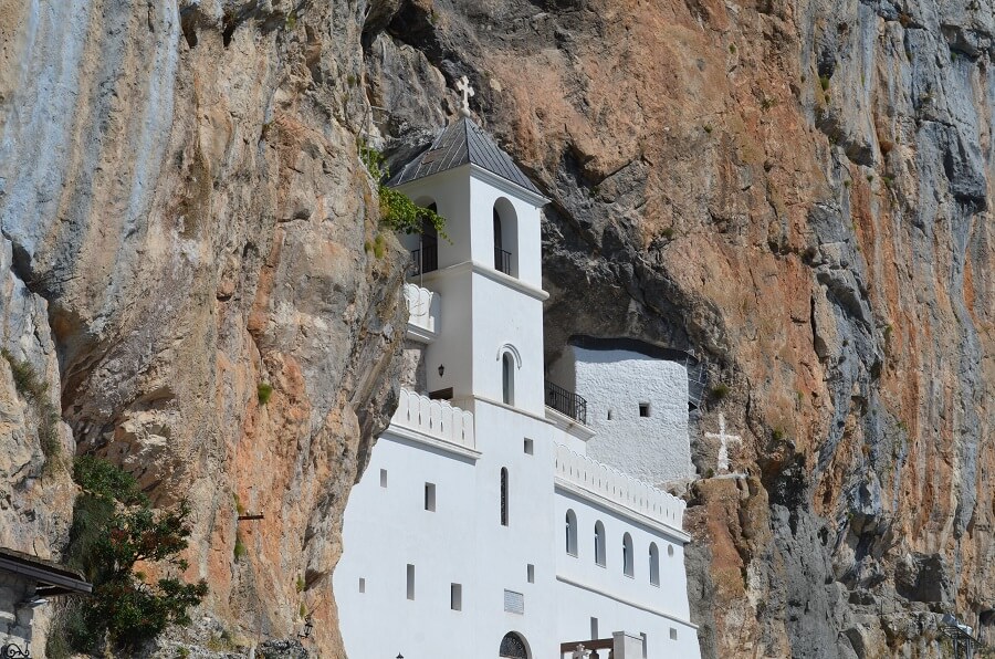 Monastério de Ostrog, o monastério que fica incrustado na montanha