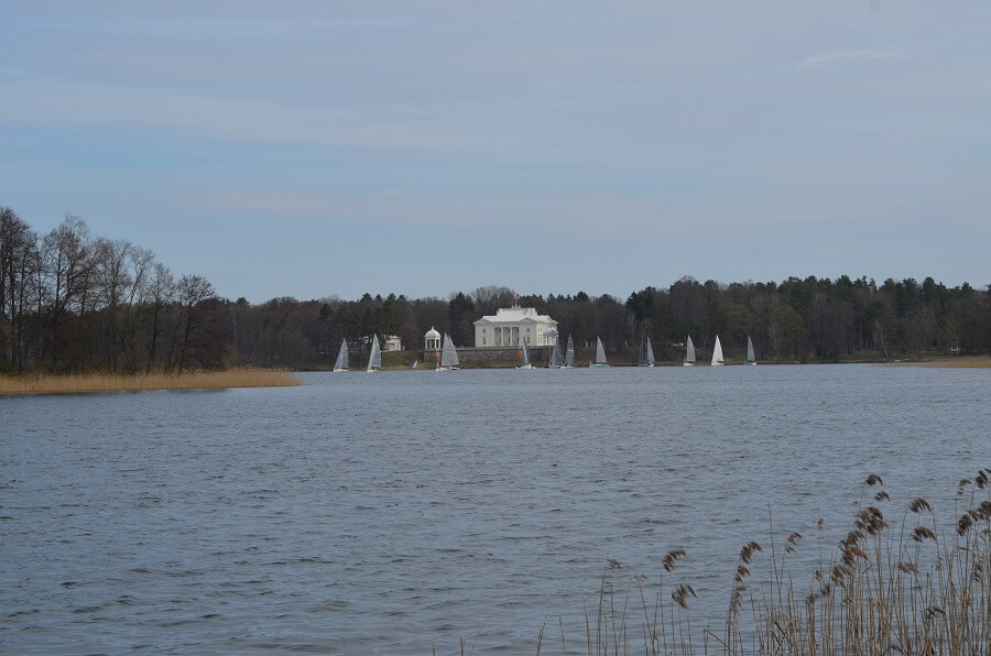 barco no lago de trakai