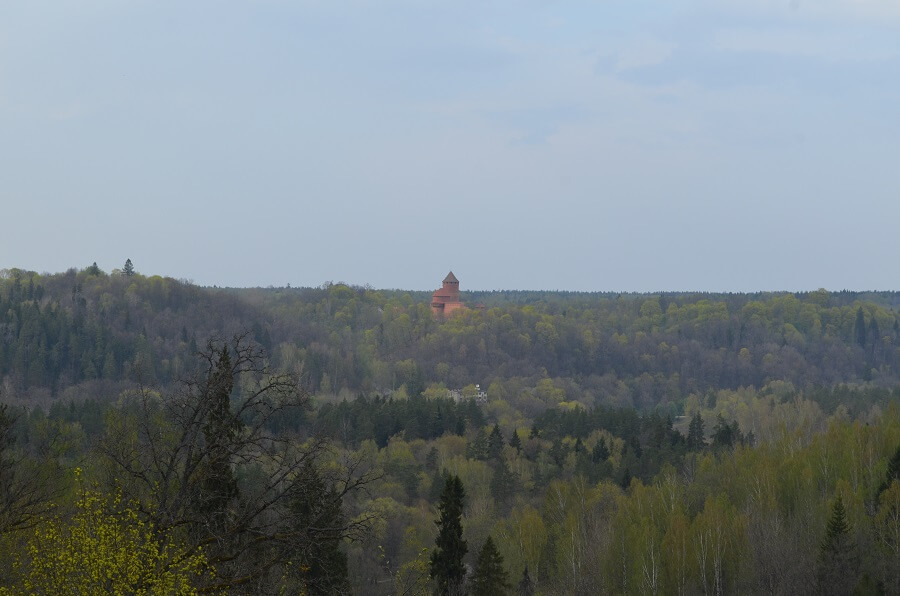 Castelo de Sigulda é possível ver o Castelo de Turaida