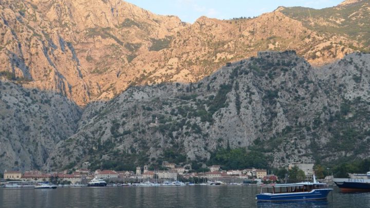 Muo, cidade nas margens da Baía de Kotor em Montenegro