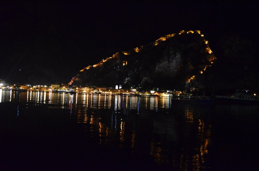  muralha de Kotor iluminado